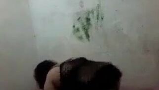 شرموطة بتمصله والتاني تركب عليه علشان مولعة قوي -  xnxx سكس مصري